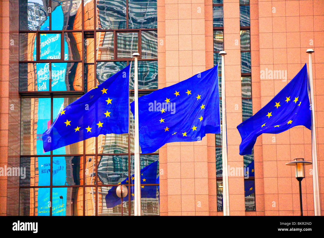 Belgique, Wallonie, Bruxelles ; trois drapeaux portant l'emblème de l'Union européenne devant le siège de l'U E Banque D'Images
