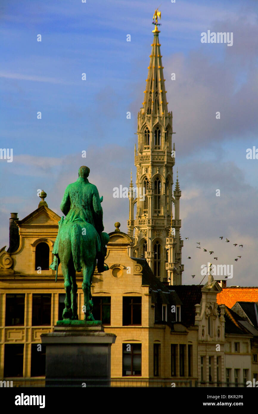 Belgique, Bruxelles ; le Monument au Roi Albert I au Mont des Arts face à la Tour de la Mairie Banque D'Images