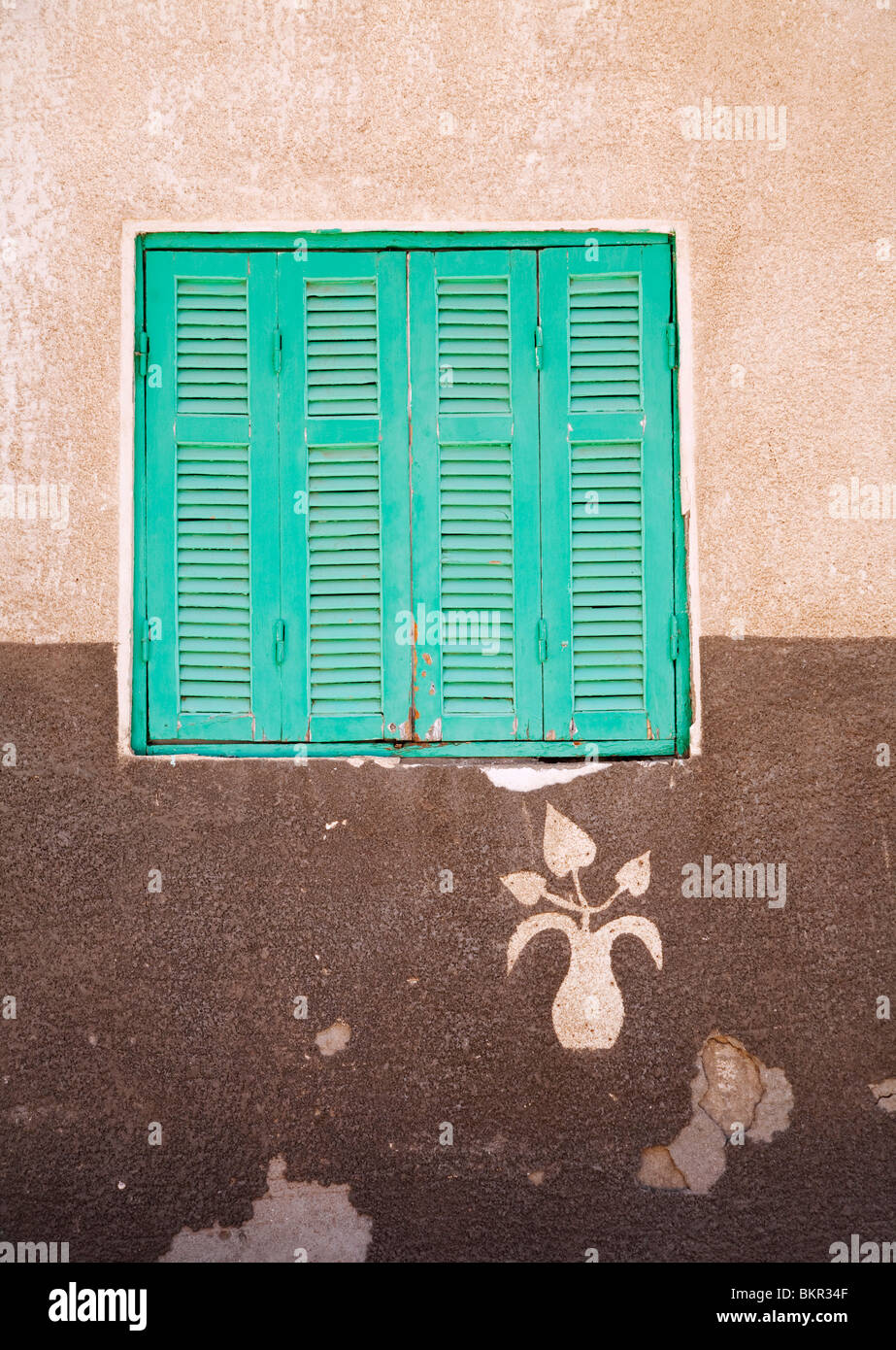 L'Égypte, Assouan. Des fenêtres à volets protège de la chaleur féroce sur ces maisons nubiennes décorées. Banque D'Images