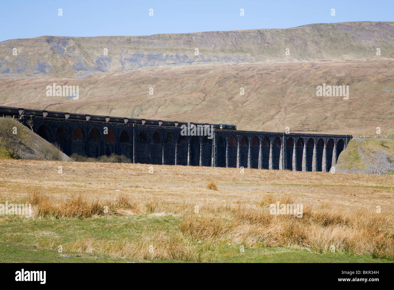 Un train de chemin de fer traverse le viaduc de Ribblehead, Yorkshire Dales, Angleterre. Banque D'Images