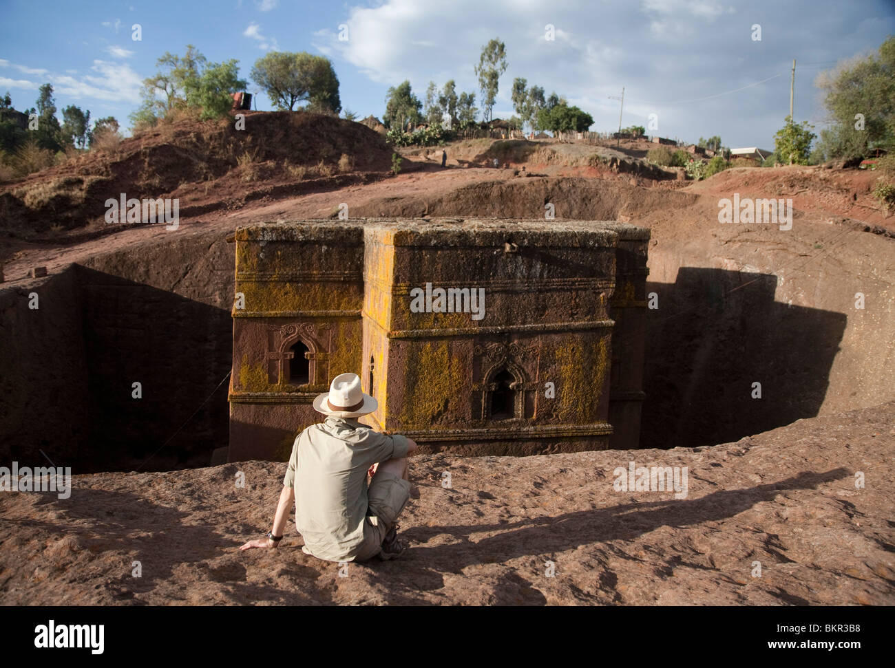 L'Ethiopie, Lalibela, Bet Giyorgis. Un touriste contemple l'église rupestres de Bet Giyorgis. (MR) Banque D'Images