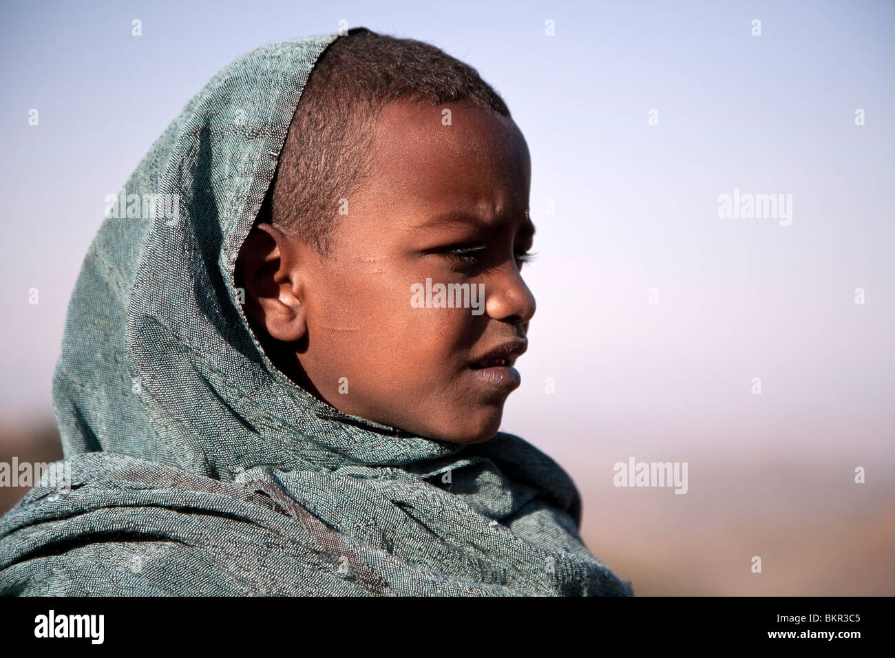 L'Ethiopie, Lalibela. Un jeune garçon avec son châle dimanche. Banque D'Images