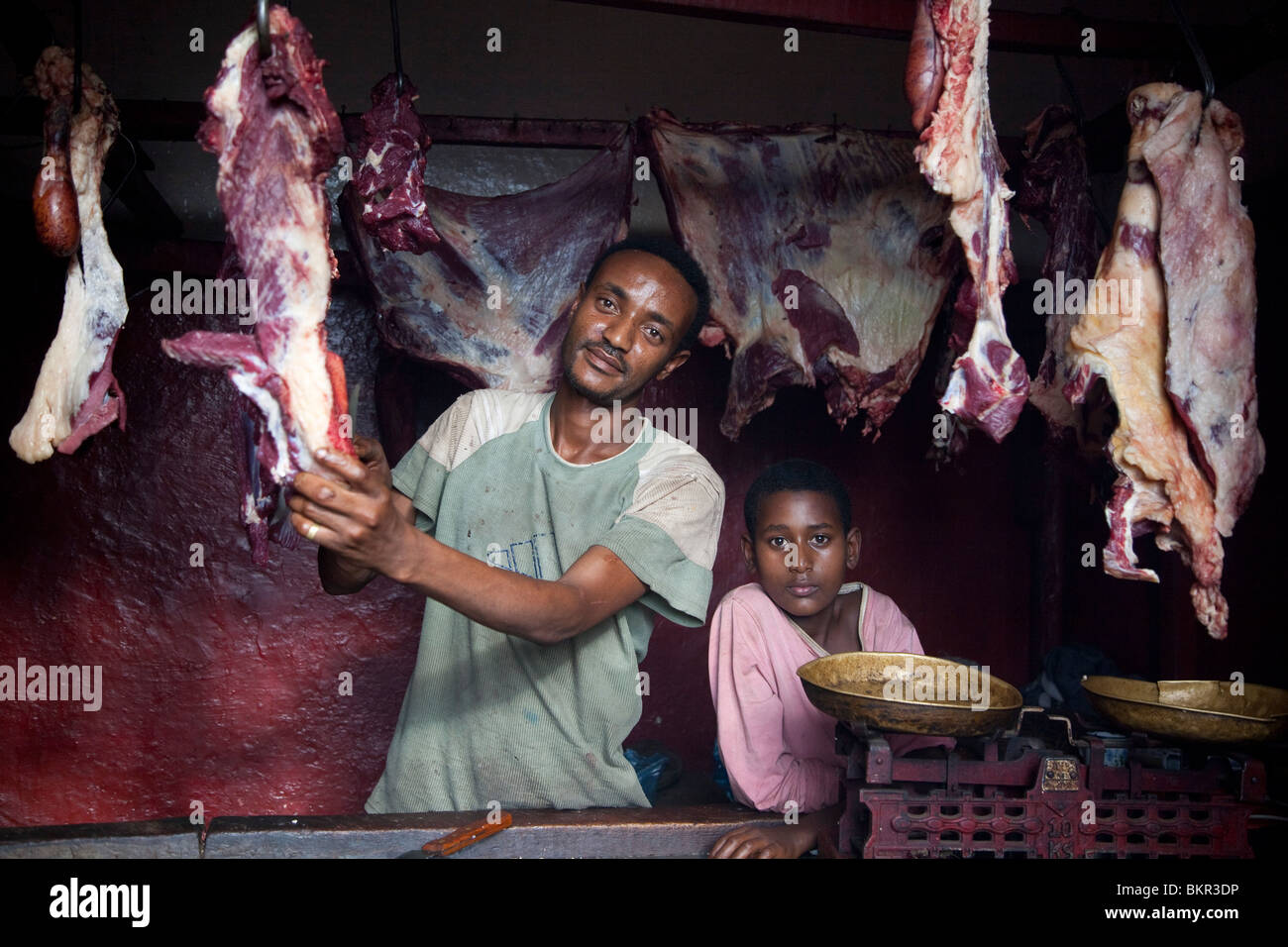 L'Éthiopie, l'Harar. Un boucher et son fils dans leur boutique dans le marché de la viande musulmane de Harar. Banque D'Images
