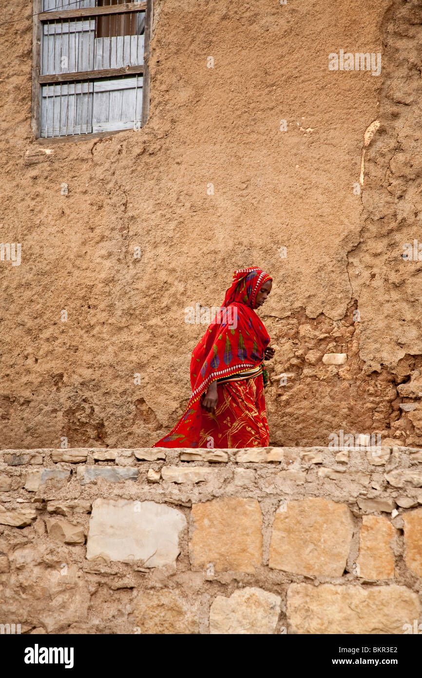 L'Éthiopie, l'Harar. Une femme habillée de couleurs vives Harari. Banque D'Images
