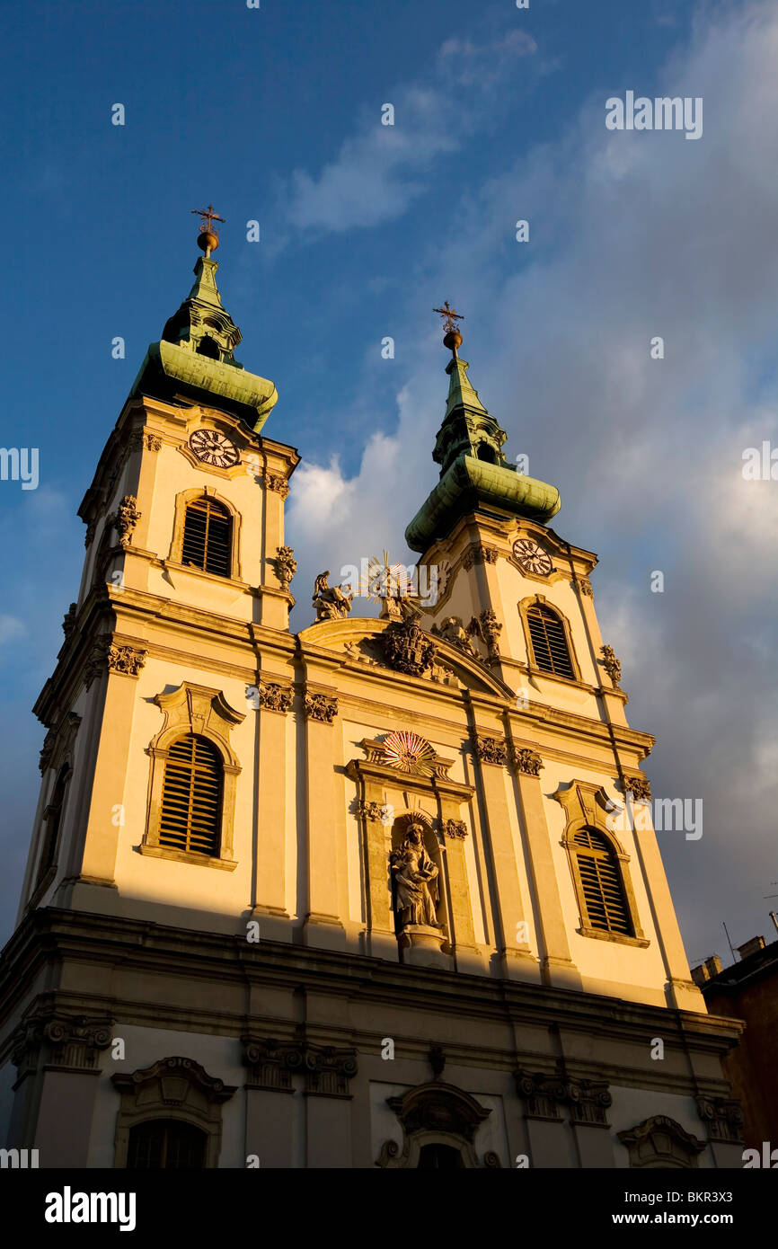 La Hongrie, Budapest. Le double-tours de l'église de Saint Anne attraper le dernier de la lumière du soir. Banque D'Images