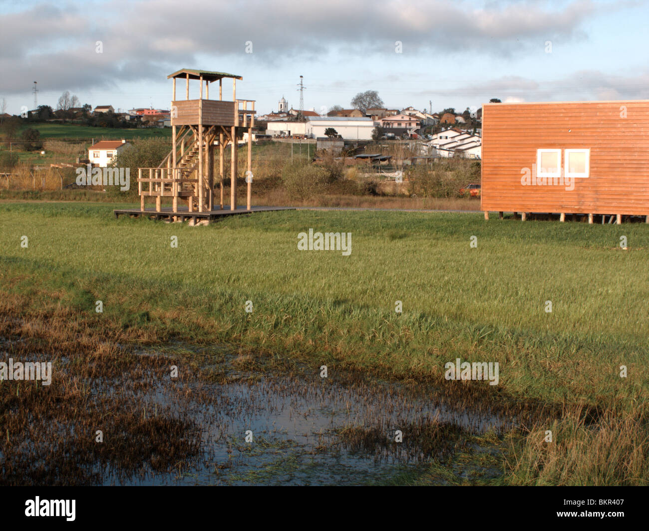 Sel à Salreu près d'Aveiro, Portugal, de l'ornithologie de destination. Masquer la tour et centre d'accueil. Mars 2010 Banque D'Images