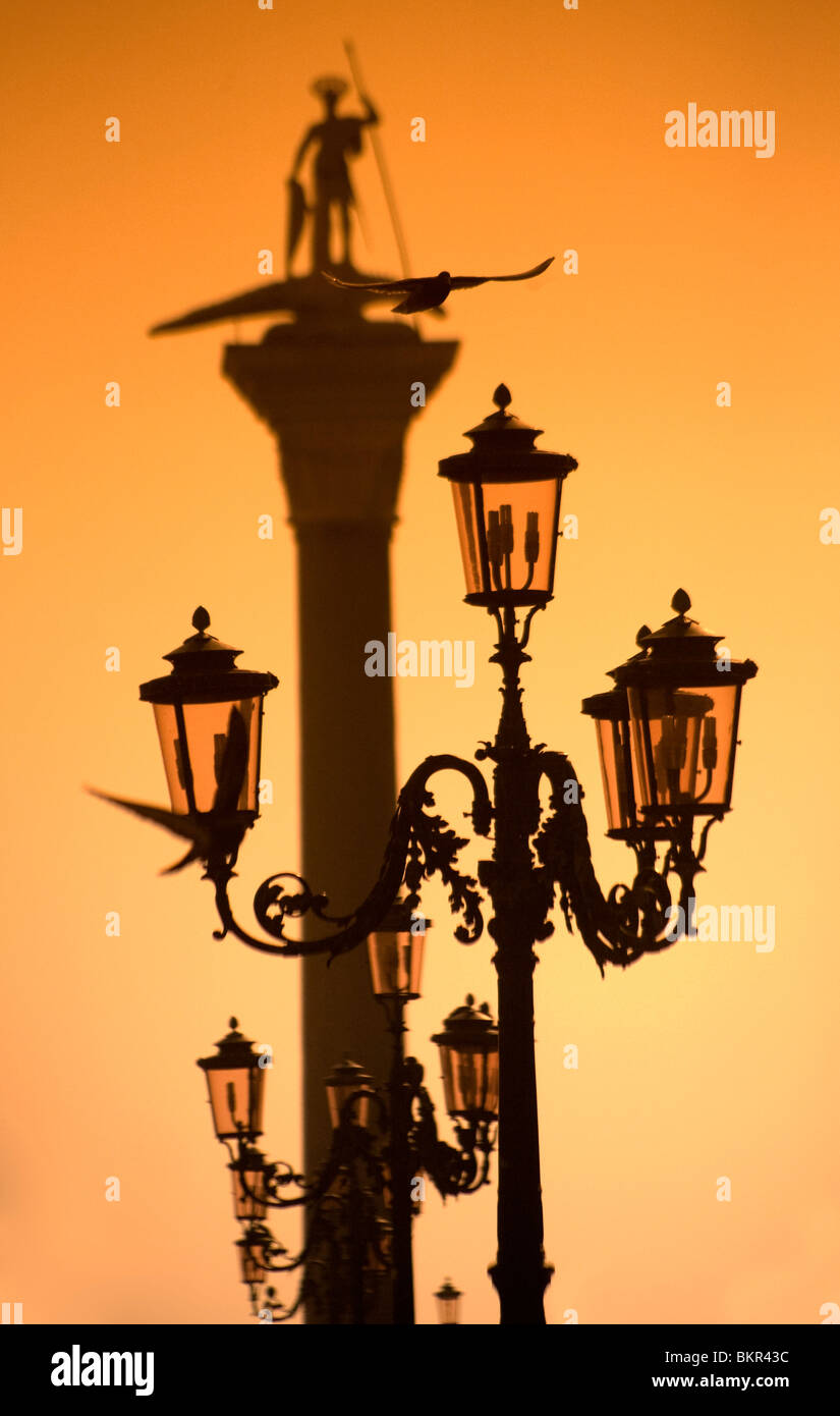 Italie, Vénétie, Venise, de la Place San Marco vers Bacino San Marco, la statue de Saint Marc, avec lampe posts au premier plan. Banque D'Images
