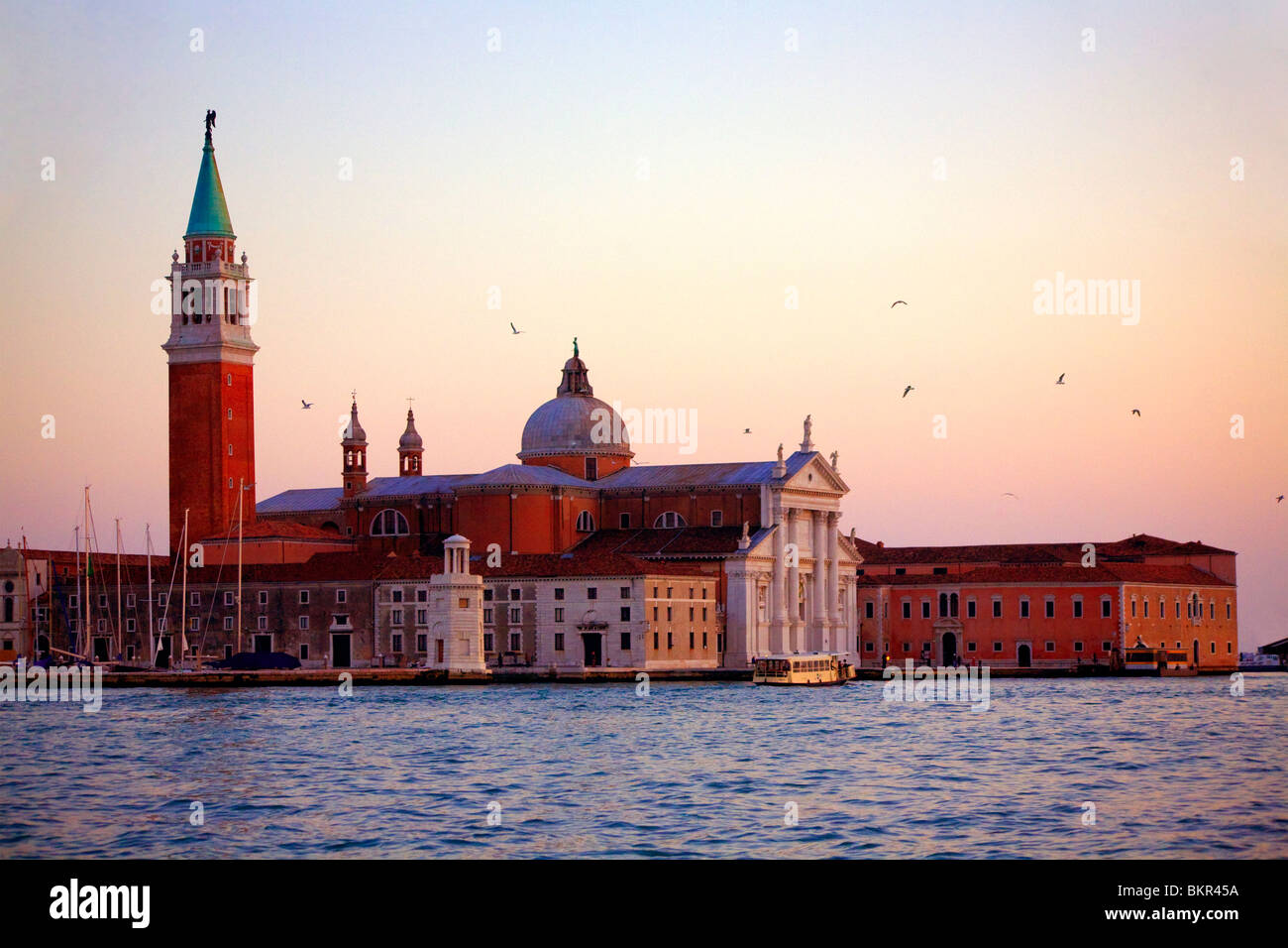 Italie, Vénétie, Venise, île de San Giorgio Maggiore avec la principale église dédiée à la sainte. Banque D'Images
