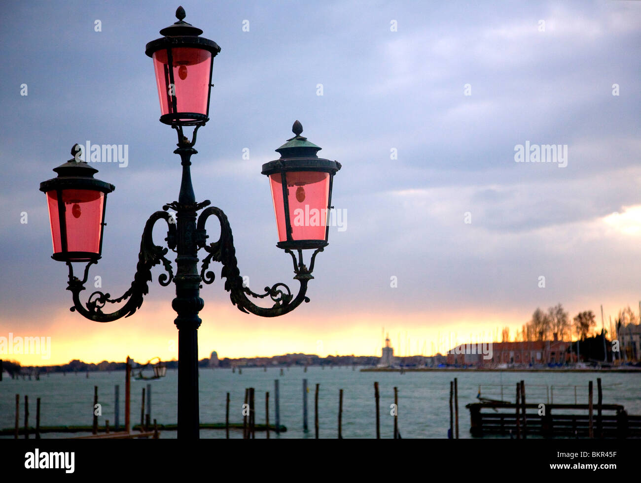 Italie, Vénétie, Venise ; une lampe joliment ornés poster en face de la lagune sur le bassin San Marco Banque D'Images