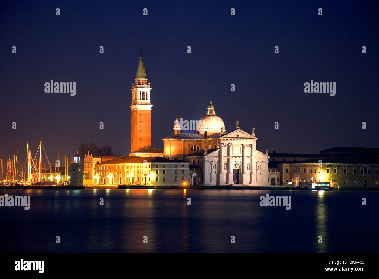 Italie, Vénétie, Venise, l'Église en bonne place allumé pendant la nuit, dans tout le bassin de San Marco Banque D'Images