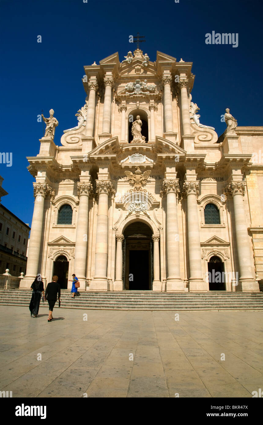 Italie, Sicile, Syracuse, Ortigia ; deux femme marche à assister à la messe à la Cathédrale d'Ortigia. Banque D'Images Italie, Sicile, Syracuse, Ortigia ; deux femme marche à assister à la messe à la Cathédrale d'Ortigia. Banque D'Images
