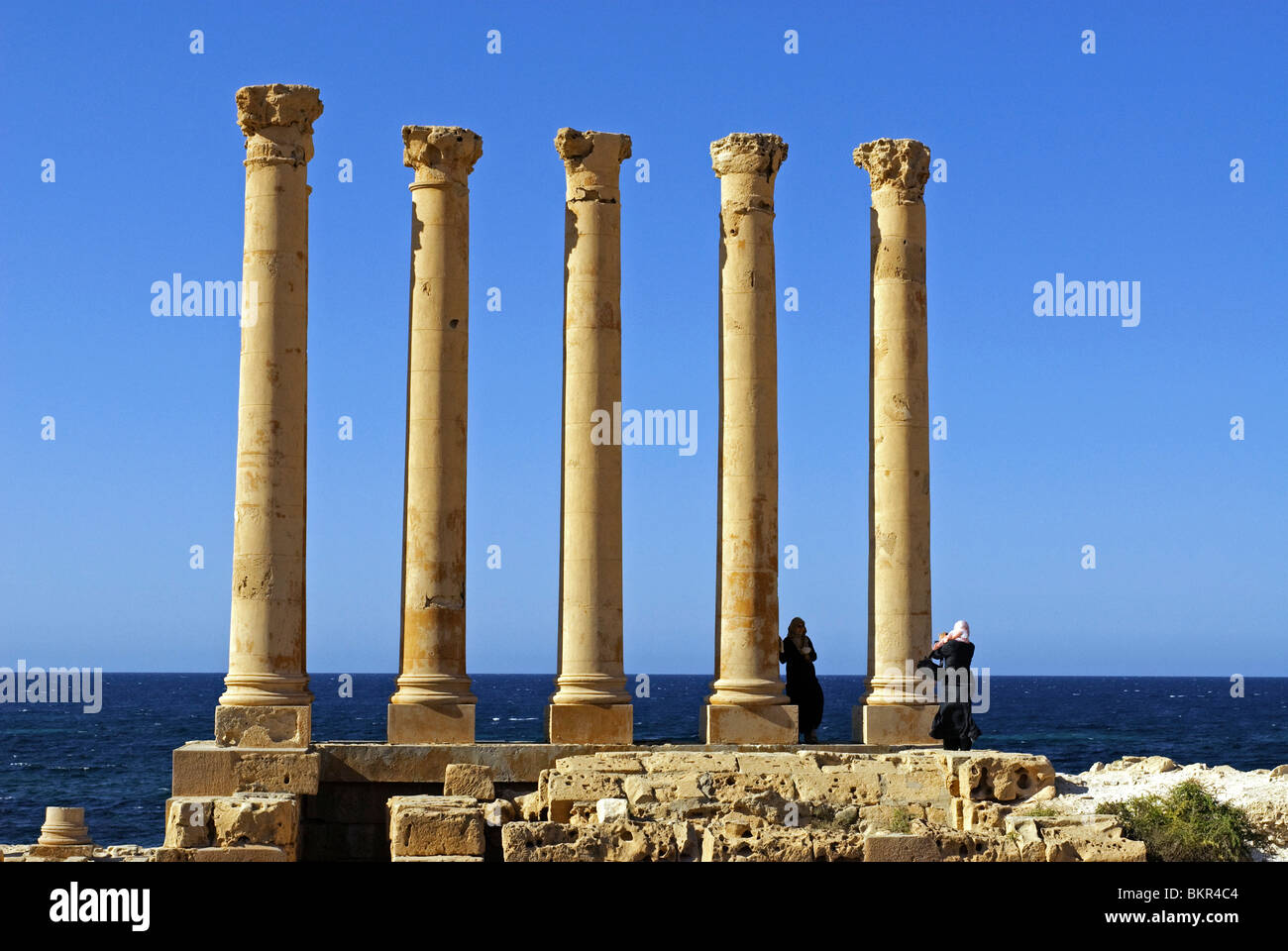 La Libye, Sabratha. Les touristes arabes de prendre des photos. Banque D'Images