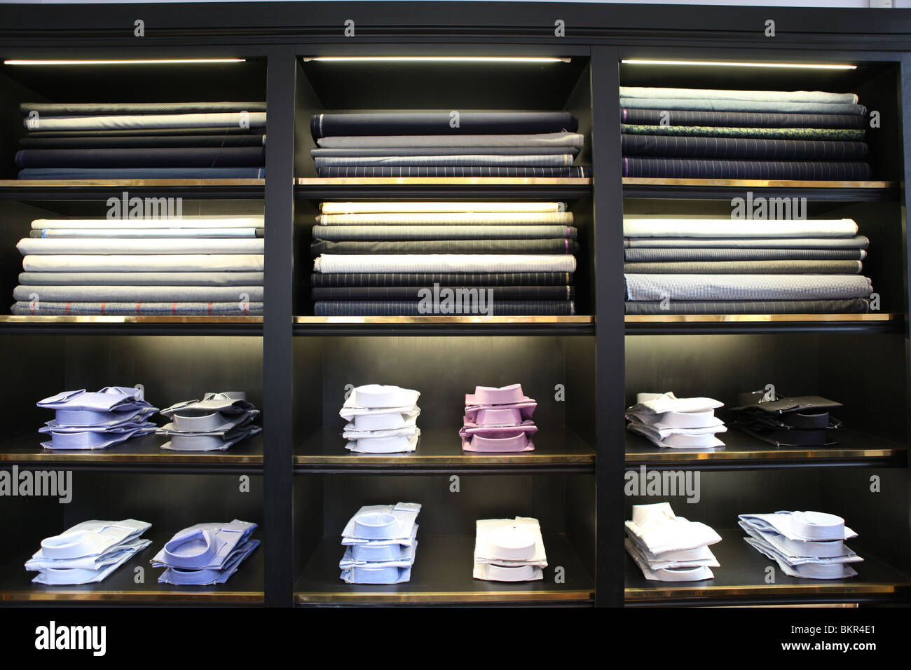 Shirts alignés à l'intérieur de la boutique de tailleur Richard James. Tailleurs Savile Row à Londres. Banque D'Images