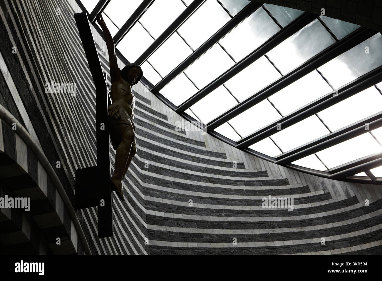 Nu bleu et blanc, église de San Giovanni Battista par Mario Botta, dans la région de Mogno, Valle Maggia, Suisse Banque D'Images