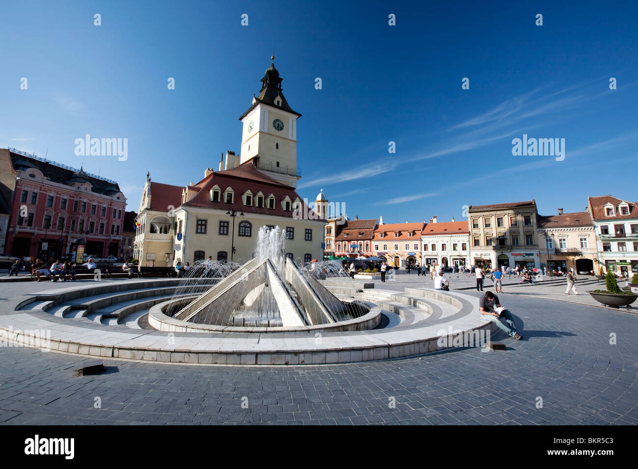 Roumanie, Transylvania, Braşov. La fontaine sur la place principale de la vieille ville, avec l'Ancien hôtel de ville derrière. Banque D'Images