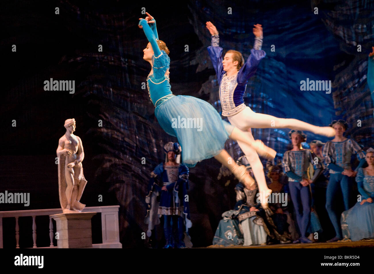 La Russie, Saint-Pétersbourg, les danseurs faisant un saut lors d'une performance de Tchaïkovski 'lac' wan Banque D'Images