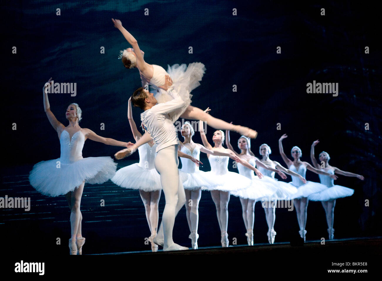La Russie, Saint-Pétersbourg ; Prince Sigfried joué par Yuri Kalinin, chantant dans la 'lac' wan Banque D'Images