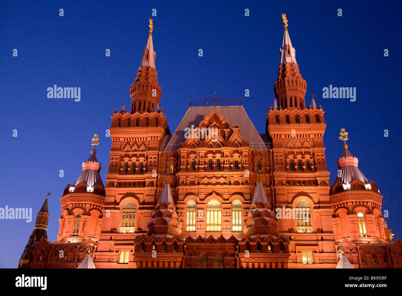 La Russie, Moscou ; le Musée d'histoire de l'État onlooking façade de la Place Rouge. Banque D'Images