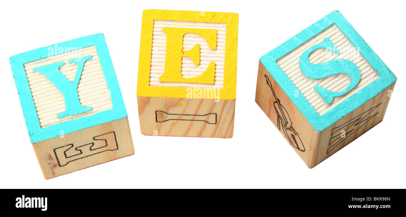 Le mot OUI écrit en alphabet blocks colorés sur fond blanc. Banque D'Images