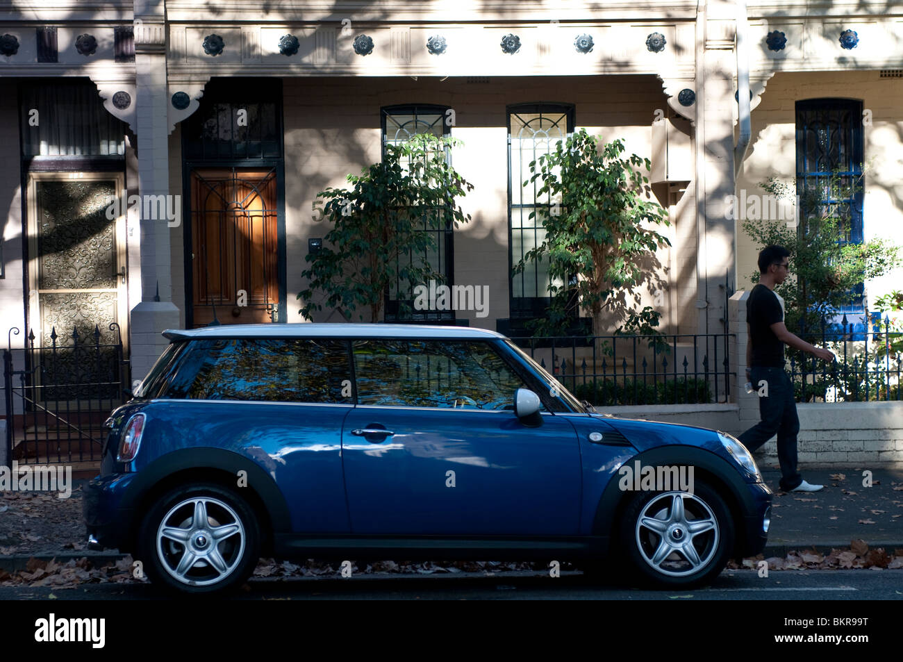 Voiture Mini bleu en face de maison mitoyenne, Bourke Street, Surry Hills, Sydney, Australie Banque D'Images