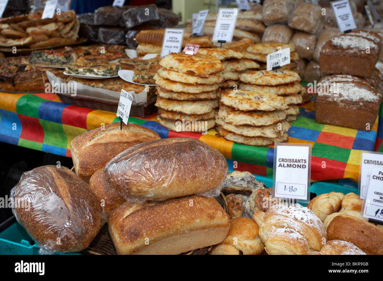 Sélection de pains boulangerie sur un stand à un marché en plein air Holywood County Down Irlande du Nord UK Banque D'Images
