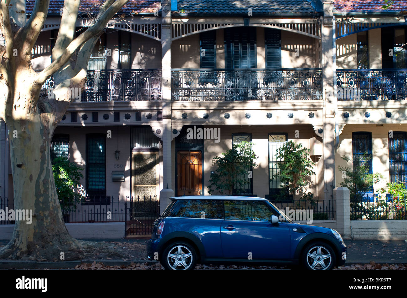 Voiture Mini bleu en face de maison mitoyenne, Bourke Street, Surry Hills, Sydney, Australie Banque D'Images