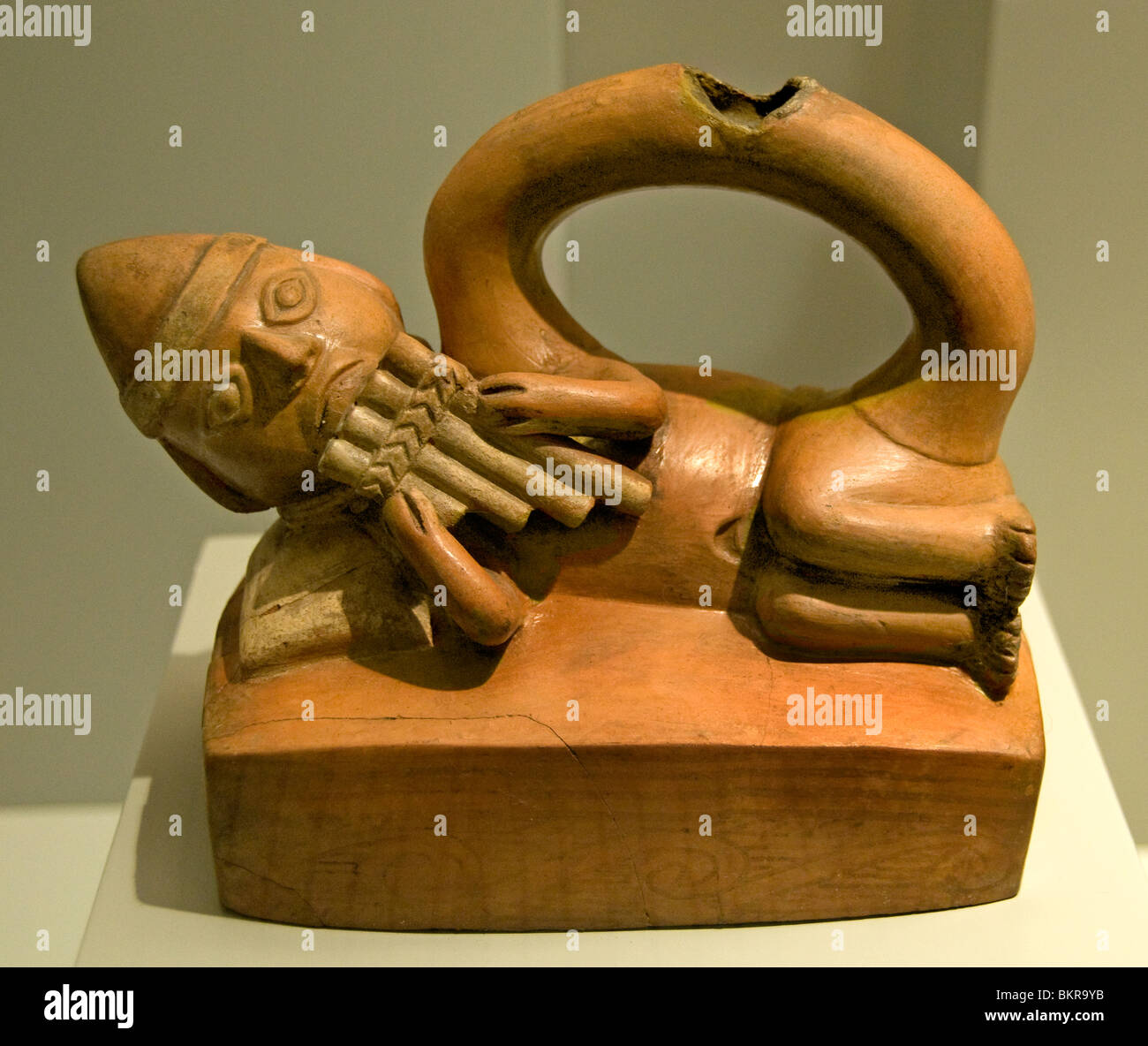 1400 AD 1100 Chimu Pérou musicien péruvien jouant la flûte de pan Banque D'Images