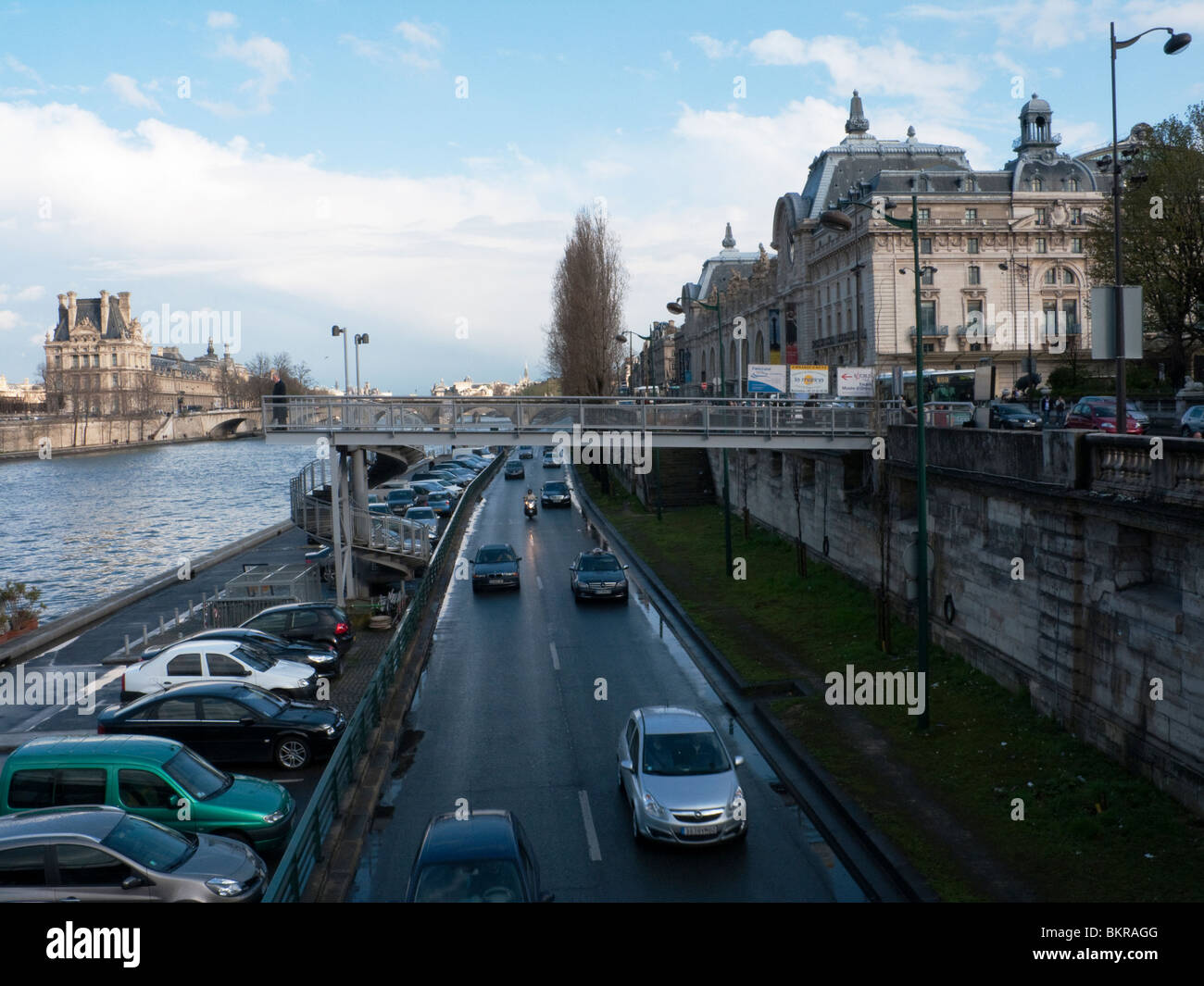 La circulation sur le quai Voltaire qui longe le musée d'Orsay à Paris, France Banque D'Images
