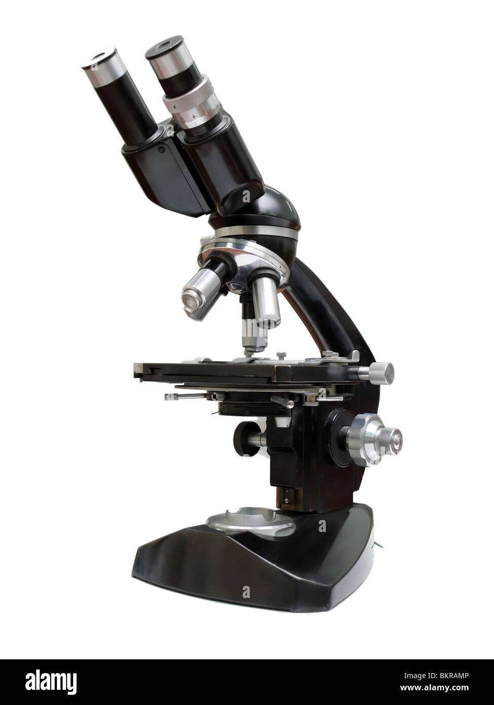 Microscope ancien tourné sur fond blanc Banque D'Images