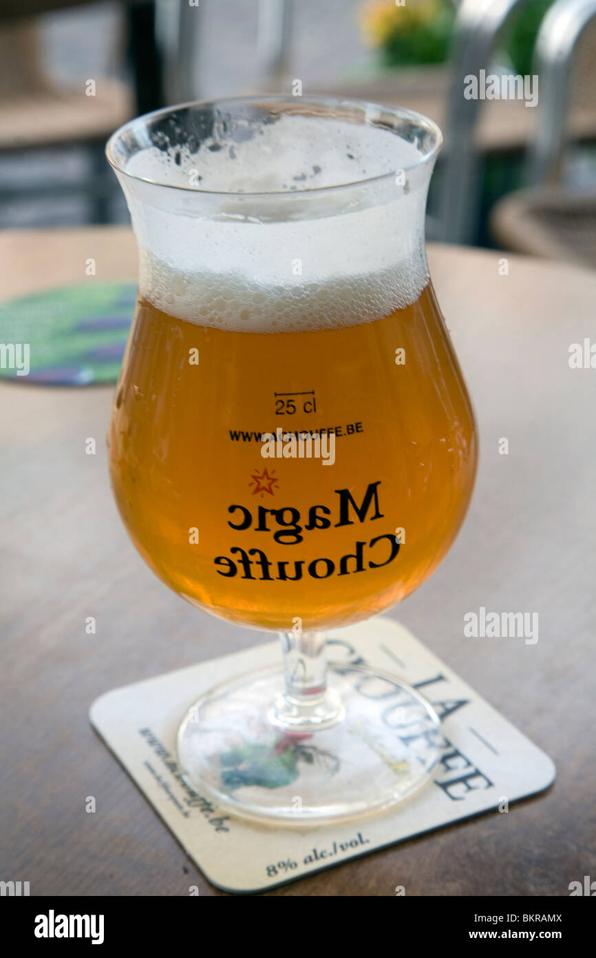 La bière Chouffe magique en verre avec l'écriture miroir, Delft, Pays-Bas Banque D'Images