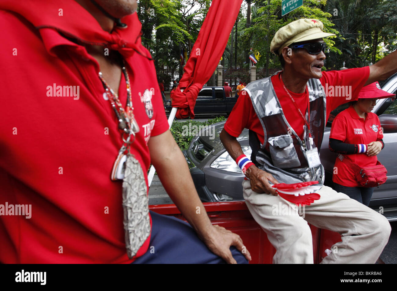 Une vieille chemise rouge communiste manifestants faisant campagne pour le retour des disgraciés PM Thaksin Shinawatra dans le centre de Bangkok. Banque D'Images