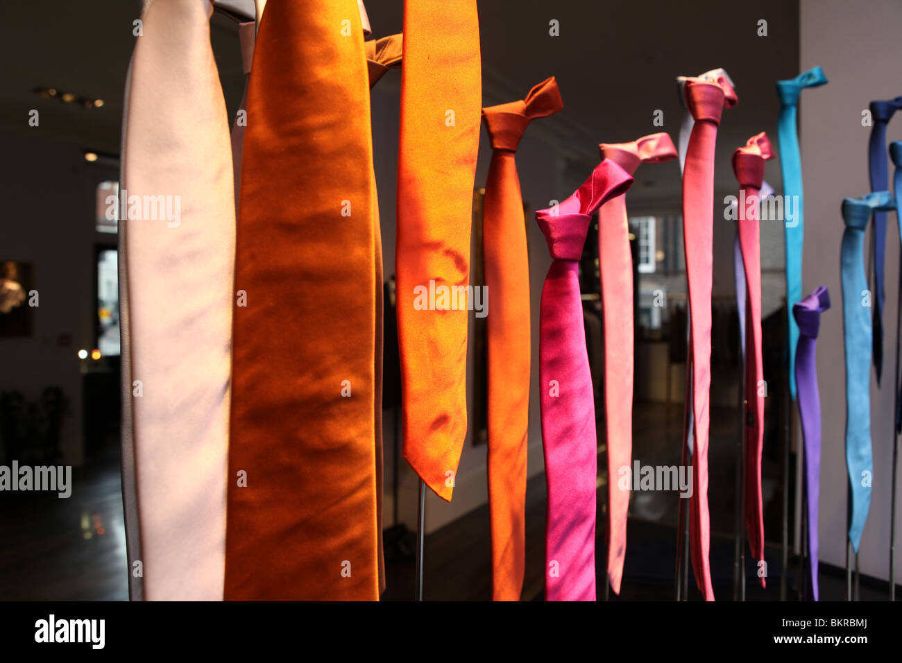 Liens dans la fenêtre de l'Richard James Savile Row London en magasin. Banque D'Images