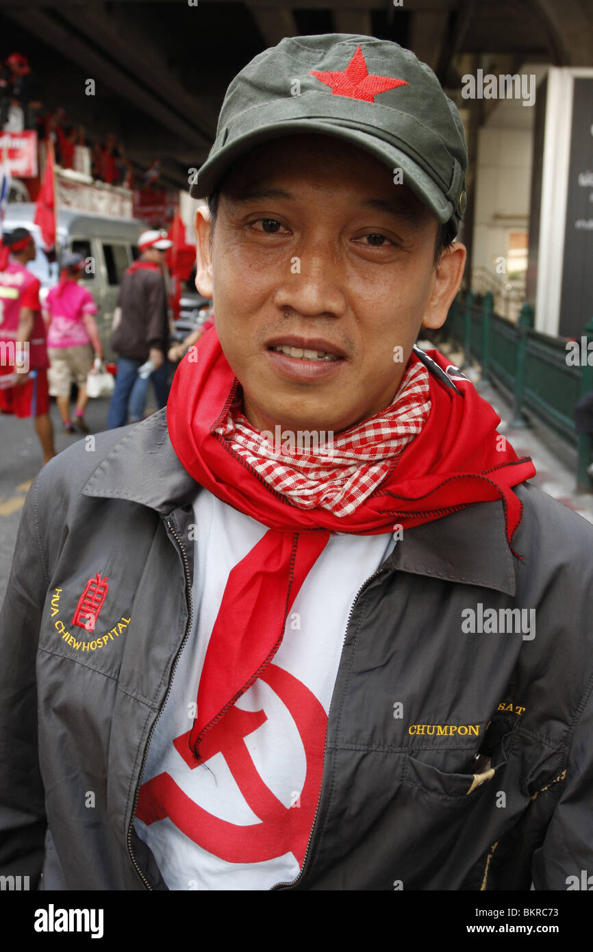 Un chandail rouge démonstrateur, portant un chapeau de communiste, faisant campagne pour le retour de Thaksin, disgracié PM dans le centre de Bangkok. Banque D'Images