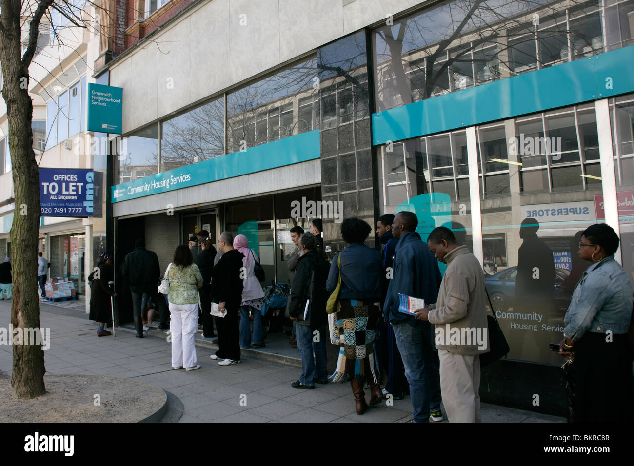 File d'attente hors du bureau du logement du Conseil de Greenwich à Woolwich, dans le sud-est de Londres, Royaume-Uni Banque D'Images