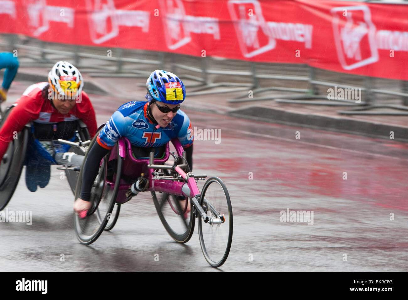 Marathon de Londres 2010. Amanda McGrory (USA) mène Sandra Graf (SUI) sous la pluie à l'intérieur du premier kilomètre. Banque D'Images