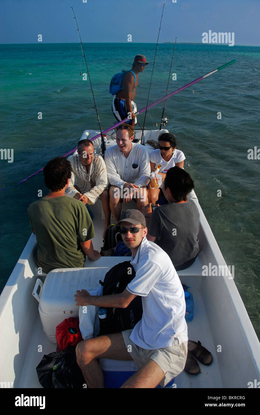 Les touristes sur une excursion de pêche sur la mer des Caraïbes, le Belize, Amérique Centrale Banque D'Images