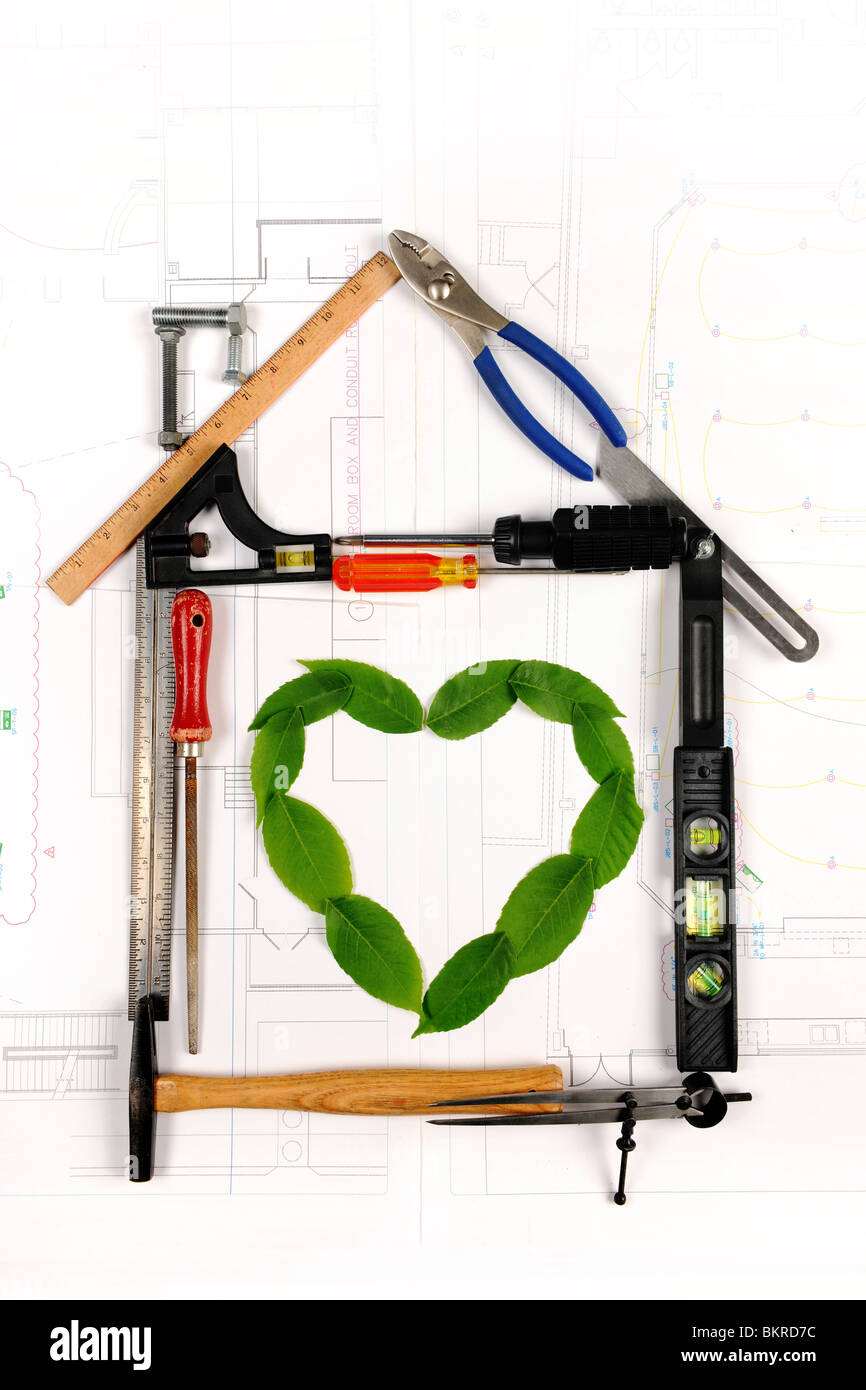 Maison faite d'outils avec coeur formé par les feuilles au milieu Banque D'Images Maison faite d'outils avec coeur formé par les feuilles au milieu Banque D'Images