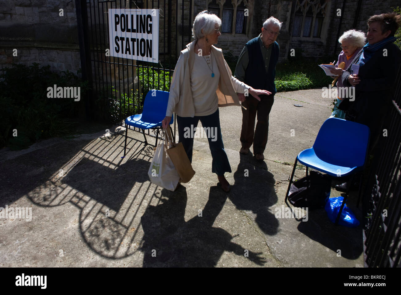 Deux scrutateurs log l'élection numéros et adresses des électeurs à leur sortie de scrutin Banque D'Images