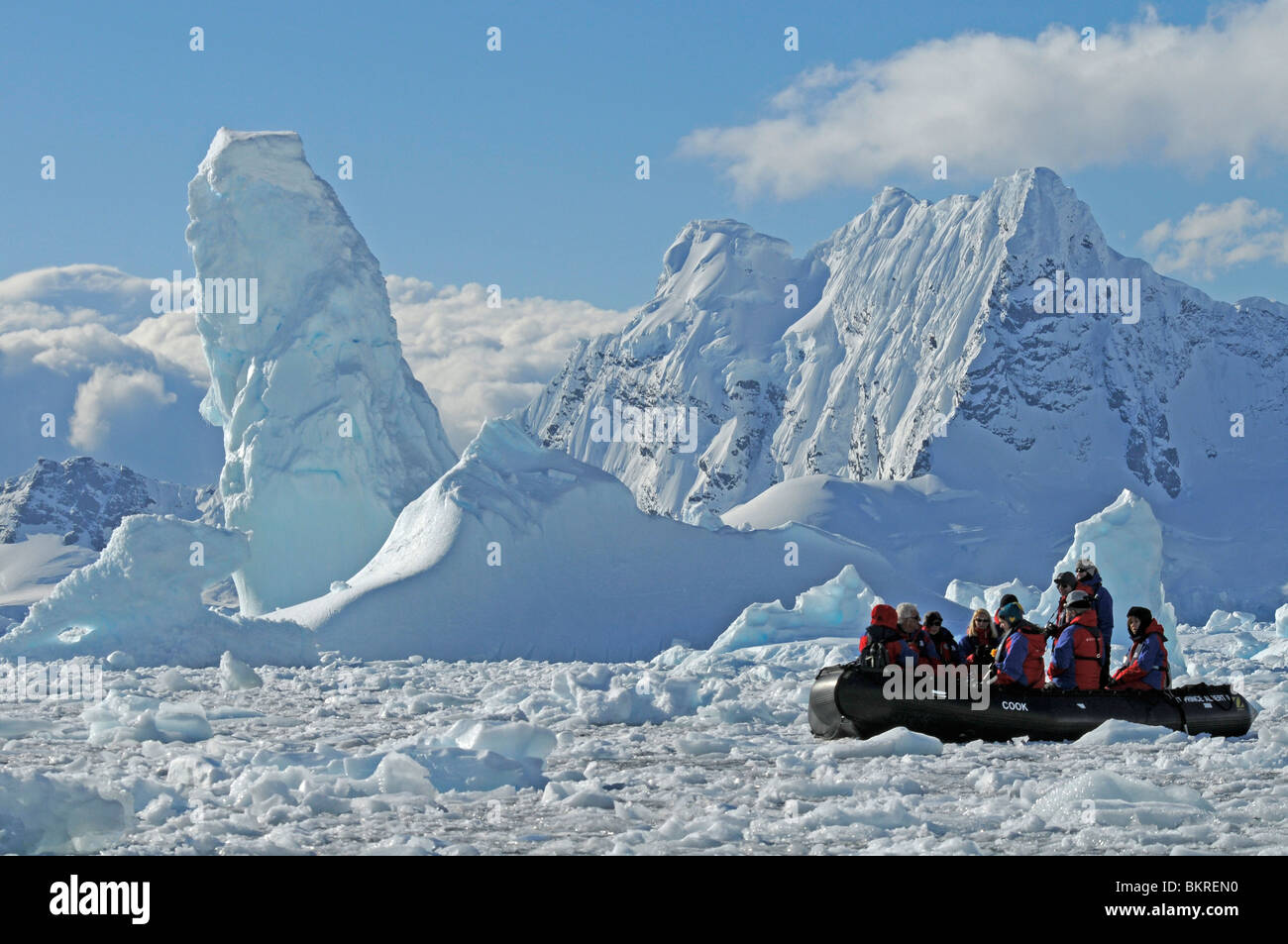 Les touristes dans un zodiac en face d'icebergs dans Paradise Bay, péninsule Antarctique, l'Antarctique Banque D'Images