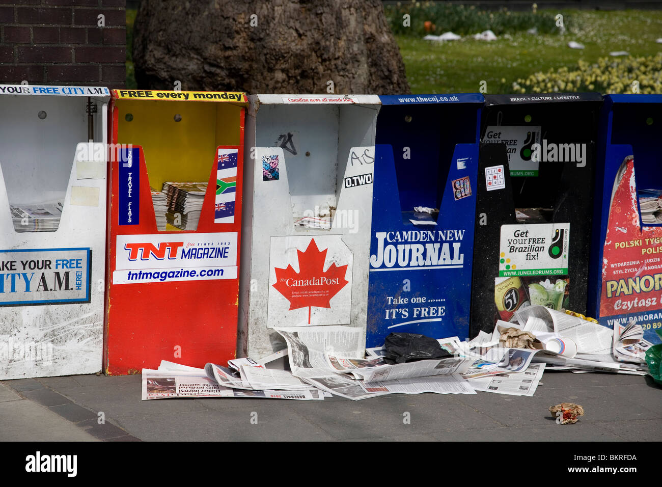 Des journaux gratuits points de collecte - gâchis qu'ils font Banque D'Images