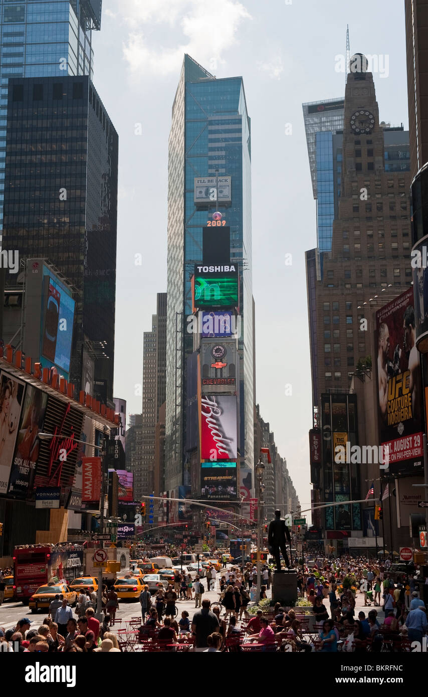 En regardant vers l'hôtel Ramada Hôtel Renaissance et des néons Panneaux publicitaires à Times Square, Manhattan, New York, NYC, USA Banque D'Images