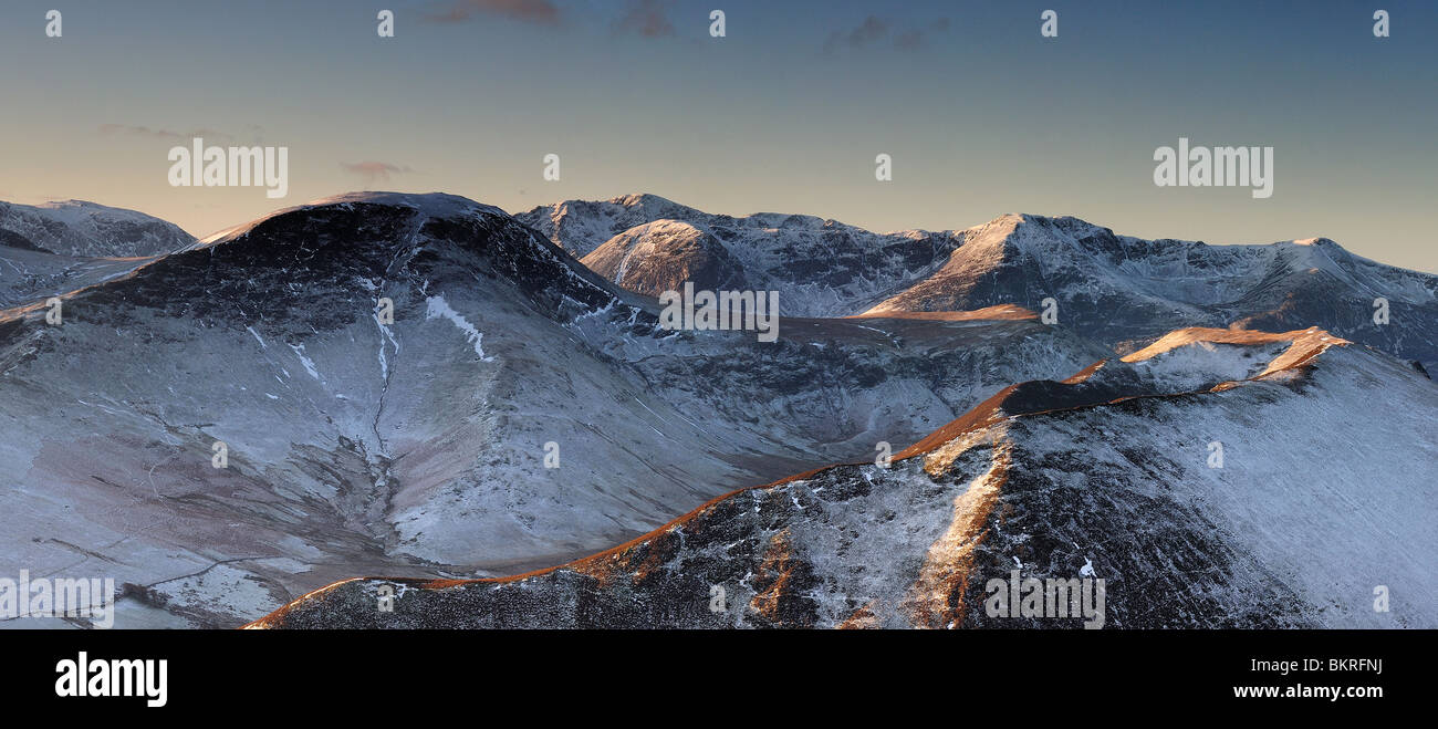 Lake District, à l'aube en hiver. Robinson et Knott Rigg avec Crag, Haut et Haut Stile Pike rouge à l'arrière Banque D'Images