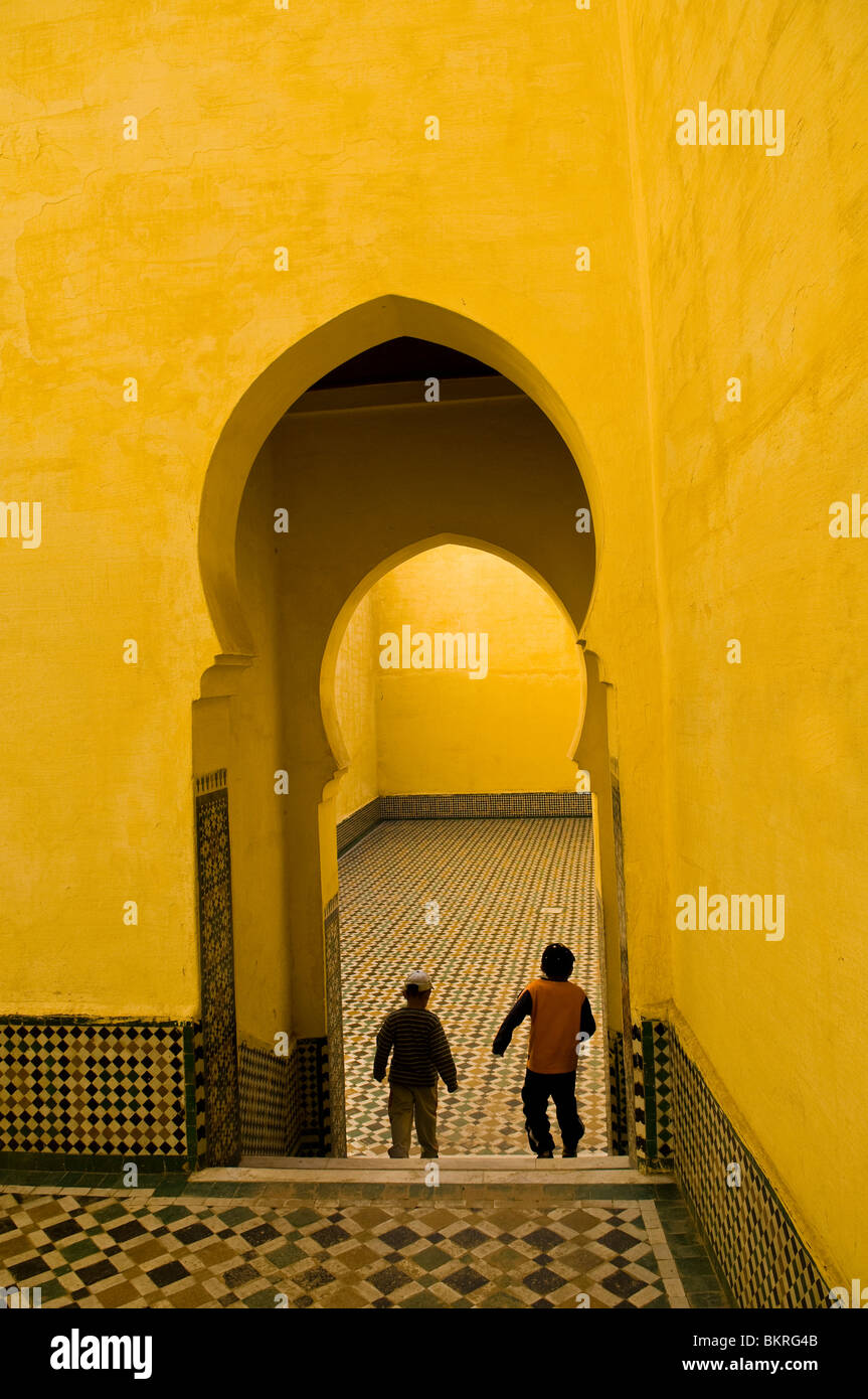 À l'intérieur de la magnifique mausolée de Moulay Ismail à Meknès, Maroc. Banque D'Images