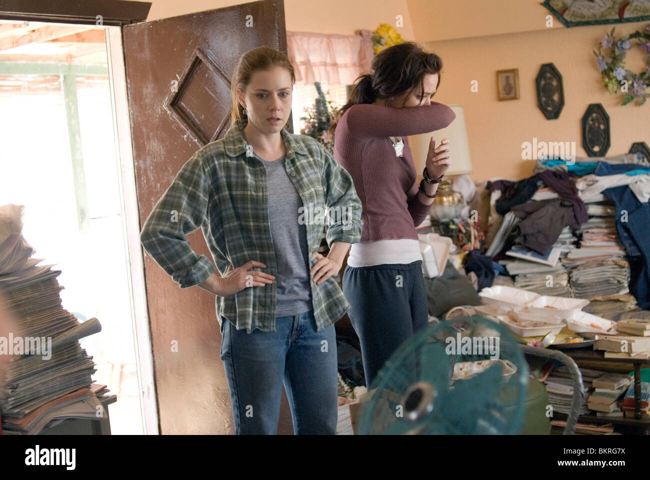 SUNSHINE CLEANING (2008) EMILY BLUNT, AMY ADAMS CHRISTINE JEFFS (DIR) 006 Banque D'Images SUNSHINE CLEANING (2008) EMILY BLUNT, AMY ADAMS CHRISTINE JEFFS (DIR) 006 Banque D'Images