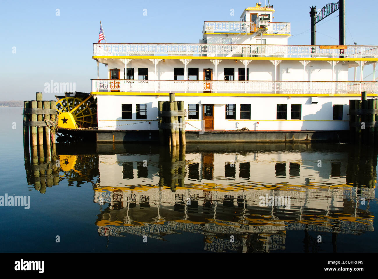 ALEXANDRIA, Virginia - roue à aubes historique le bateau Fleur de cerisier amarré au port de plaisance dans la vieille ville d'Alexandria Banque D'Images