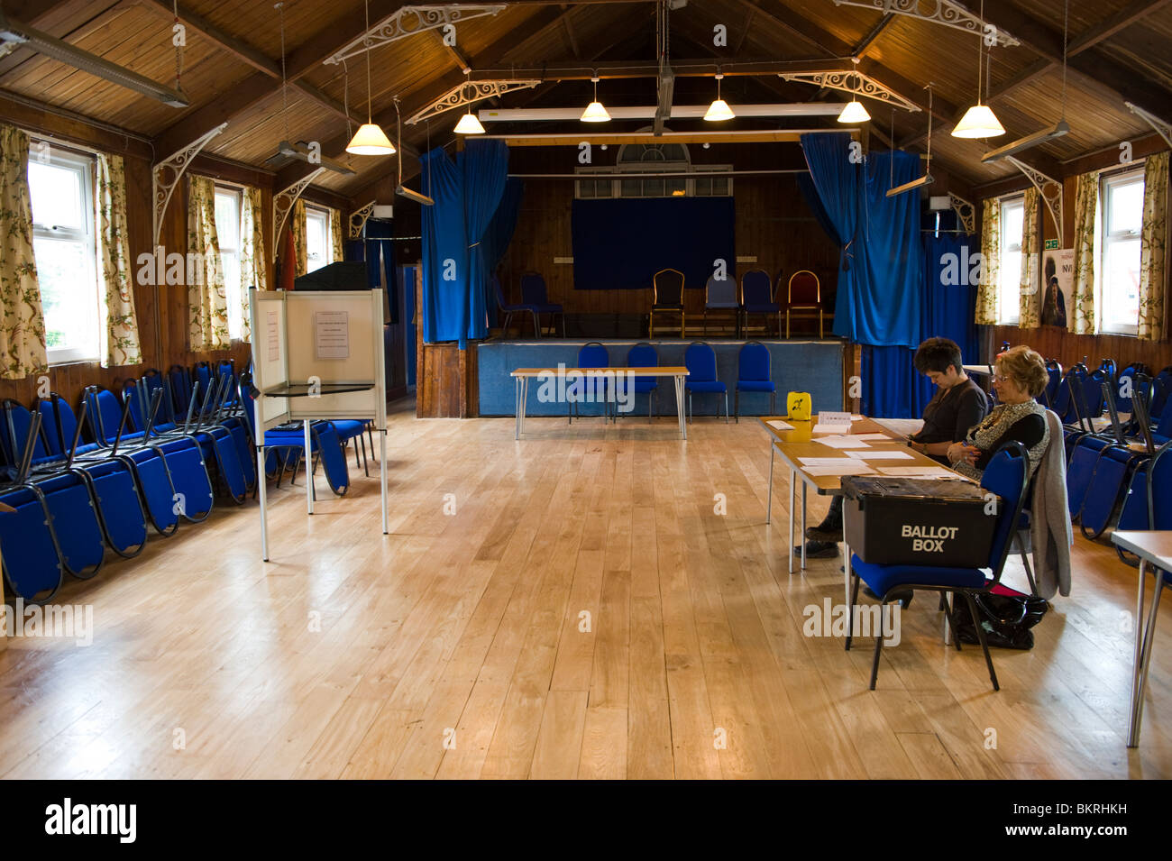 Bureau de scrutin dans village hall à Llanfair Kilgeddin dans la circonscription de Monmouth South Wales UK Banque D'Images