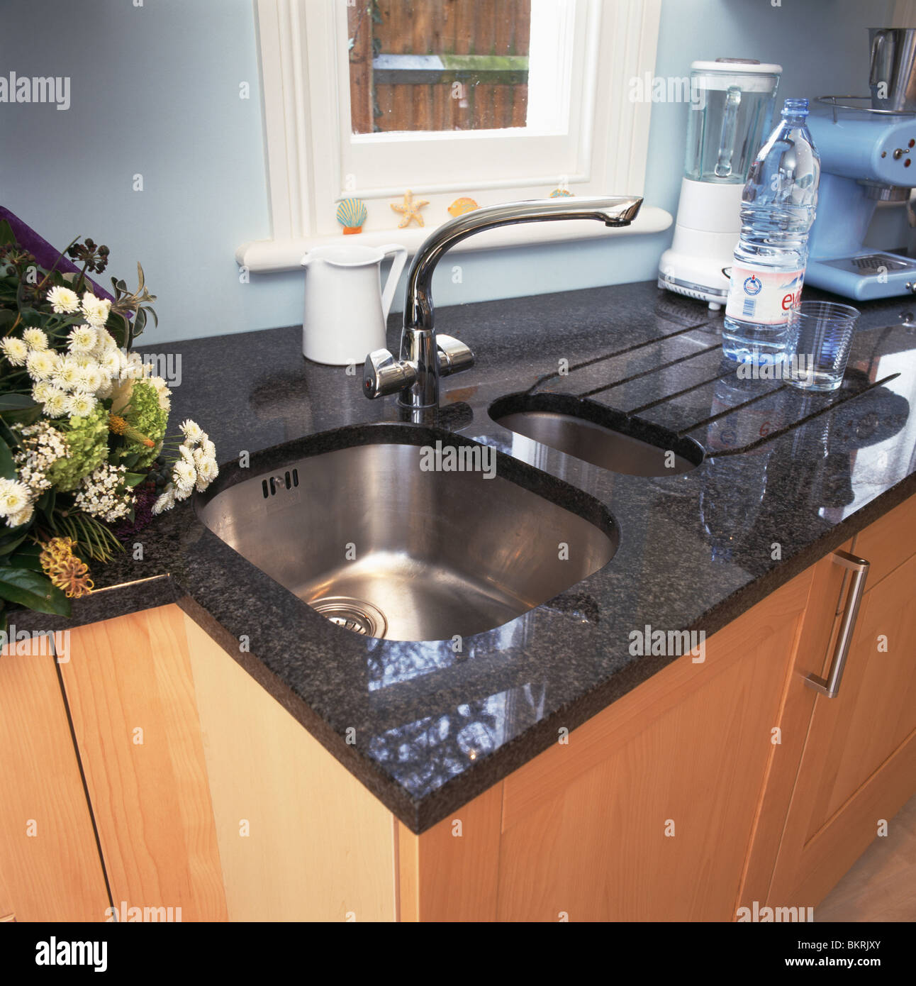 Cuisine avec close-up de sous-ensemble en acier inoxydable vasque en granit  noir plan Photo Stock - Alamy