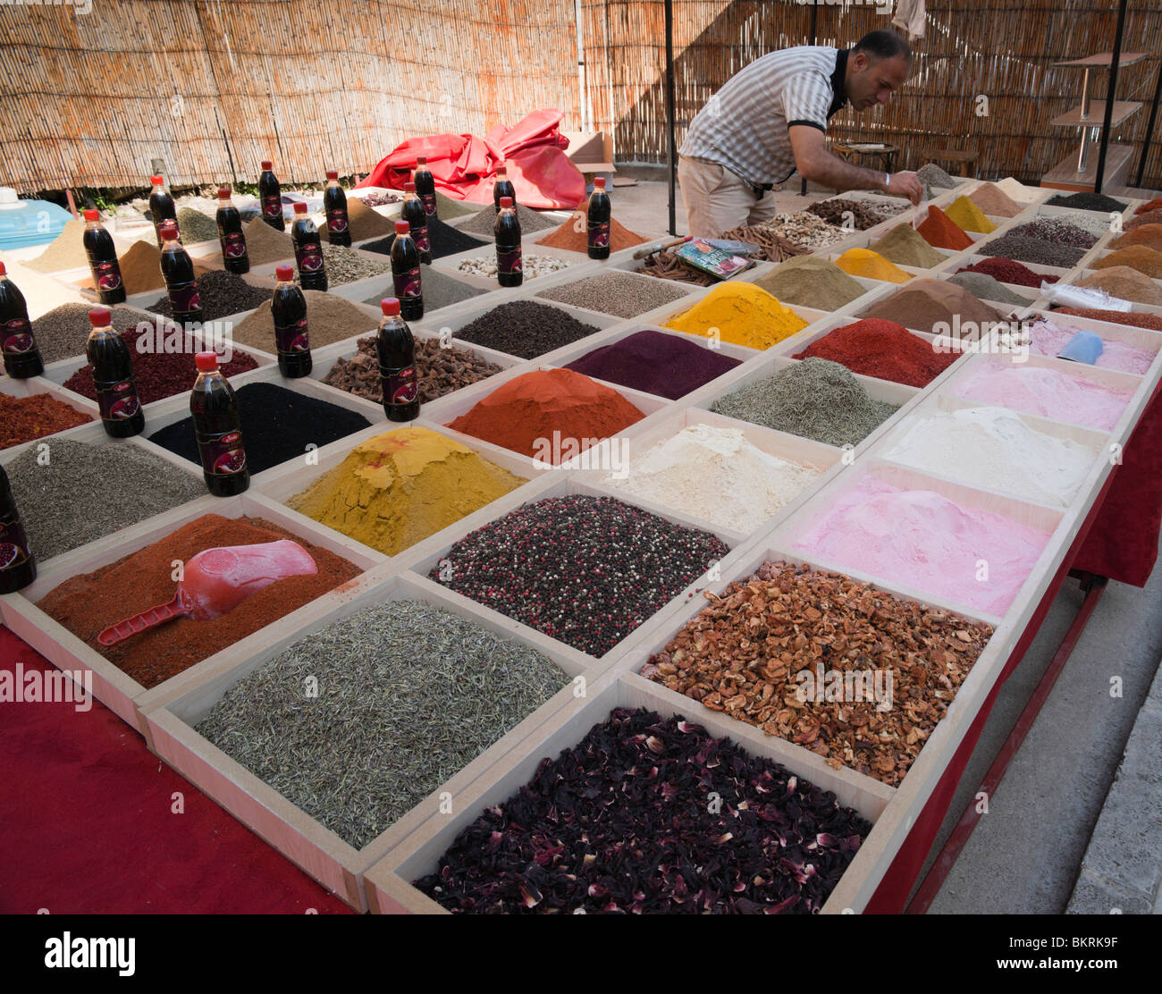 Thé turc çay poudres, herbes et épices cuisine pour la vente à partir d'un étal dans la vieille ville d'Antalya Banque D'Images