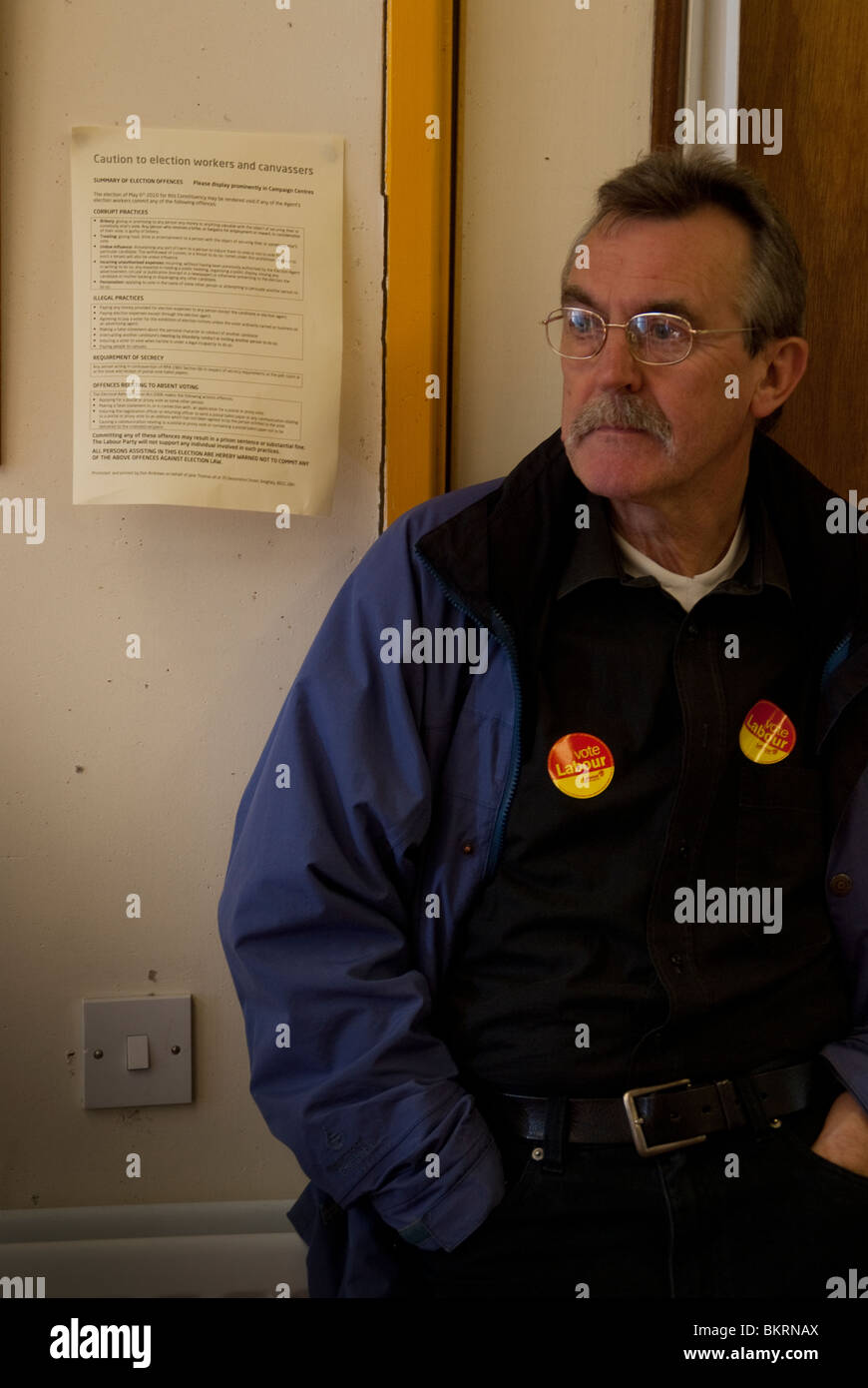 Les membres du parti travailliste et candidat Jane Thomas défendre le siège de marginal Concon dans l'élection générale de 2010 Banque D'Images