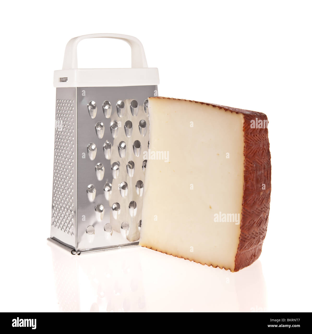Le fromage râpe et isolé sur fond blanc Banque D'Images